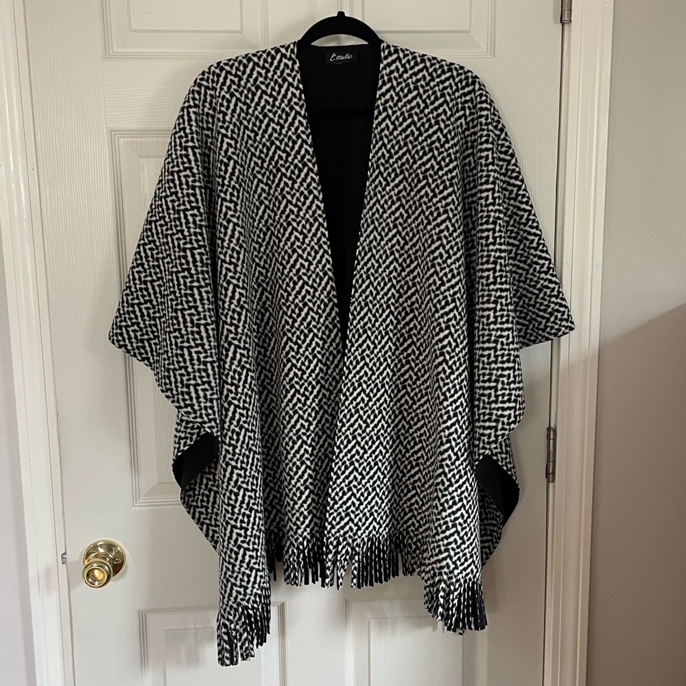 LIKE NEW Estudio black/white printed fringe shawl